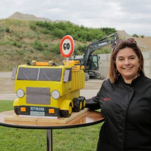 Bérénice garcia, patissière à mornant, devant un cake design en forme de camion